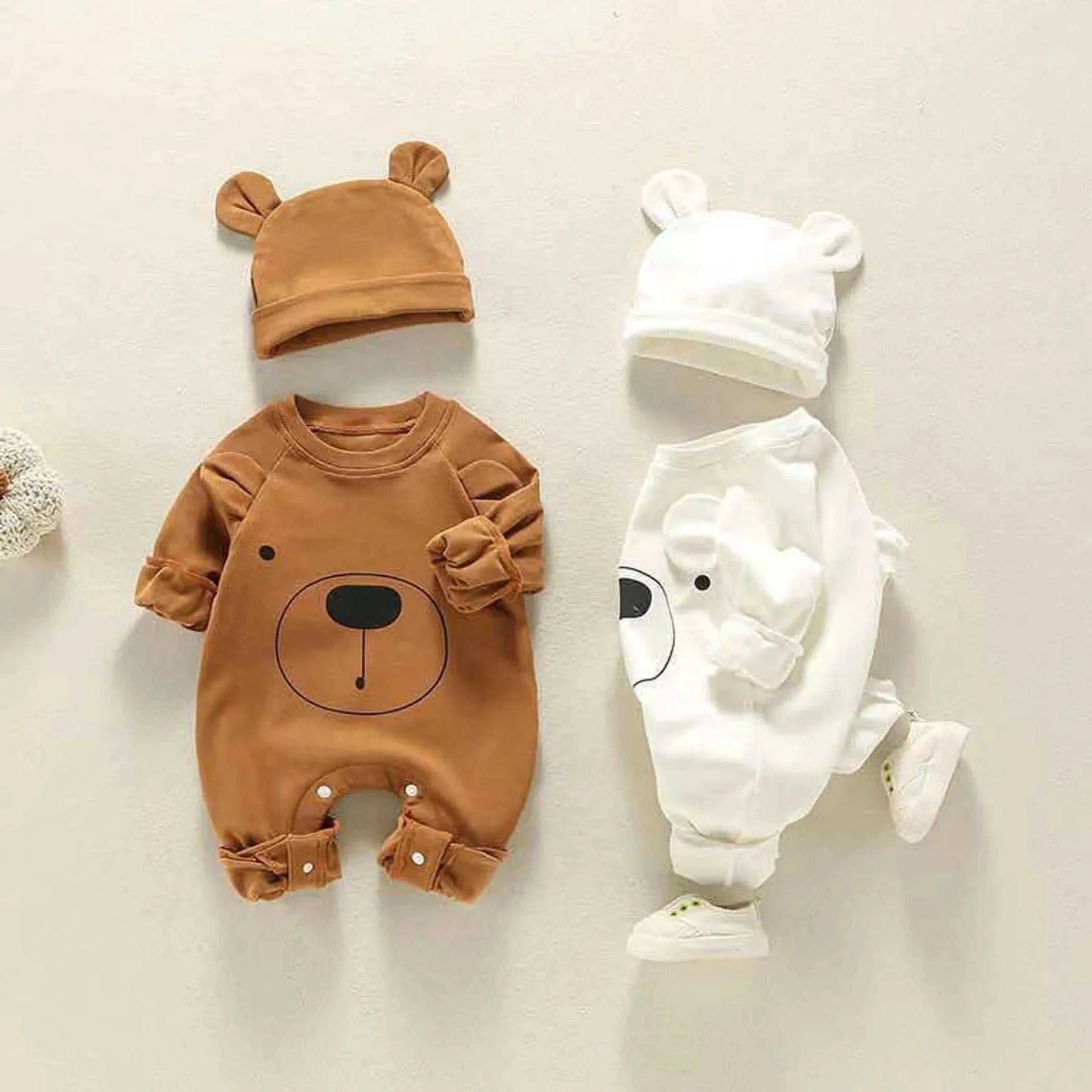 Baby rompers with bear print pattern and matching hats in brown and white colors, long-sleeved cotton for spring and autumn.